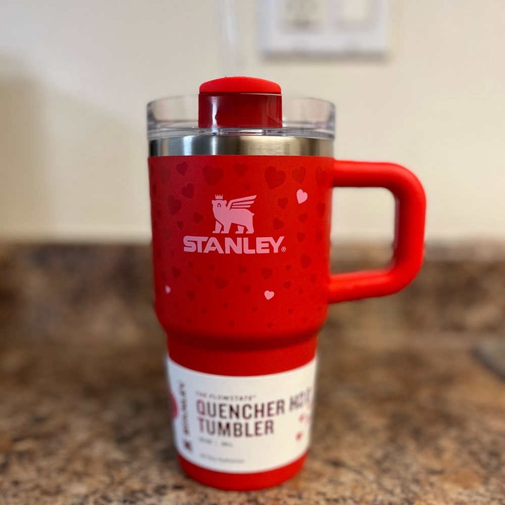 🆕 Stanley 20 oz Stainless Steel H2.0 Flowstate Quencher Tumbler - Ruby Hearts